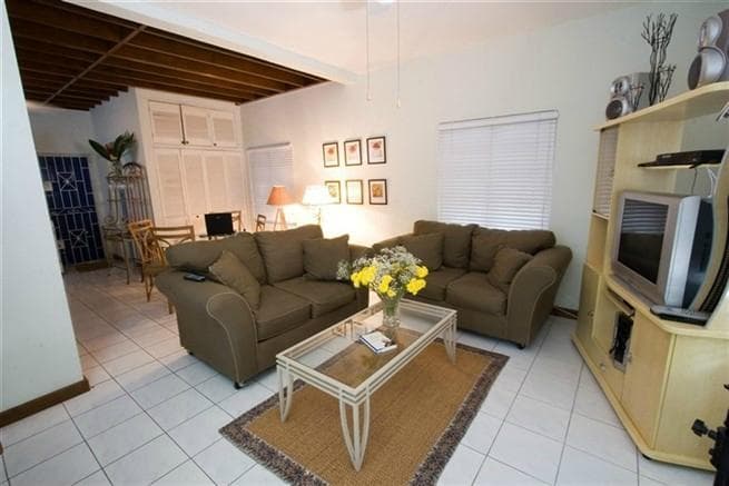 Travellers Palm Living/Dining Room