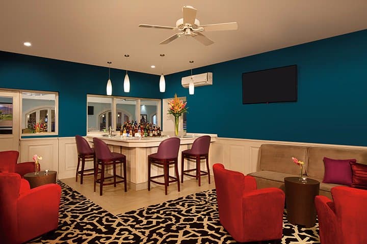 Oasis lobby bar offers delightful cocktail mixes and premium brands in a mellow, relaxed atmosph