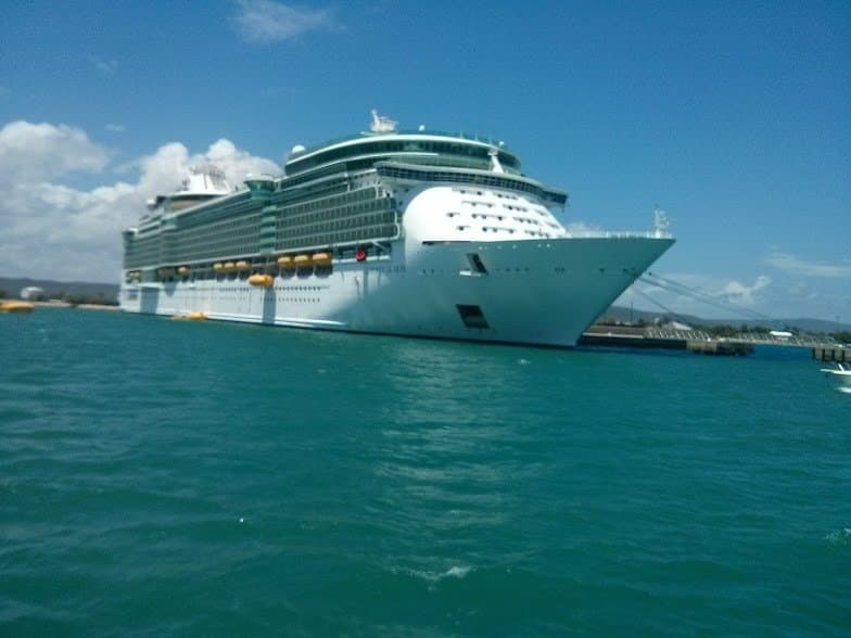 travelling on a cruise,Let us to take you on a day trip lets have fun in the sun