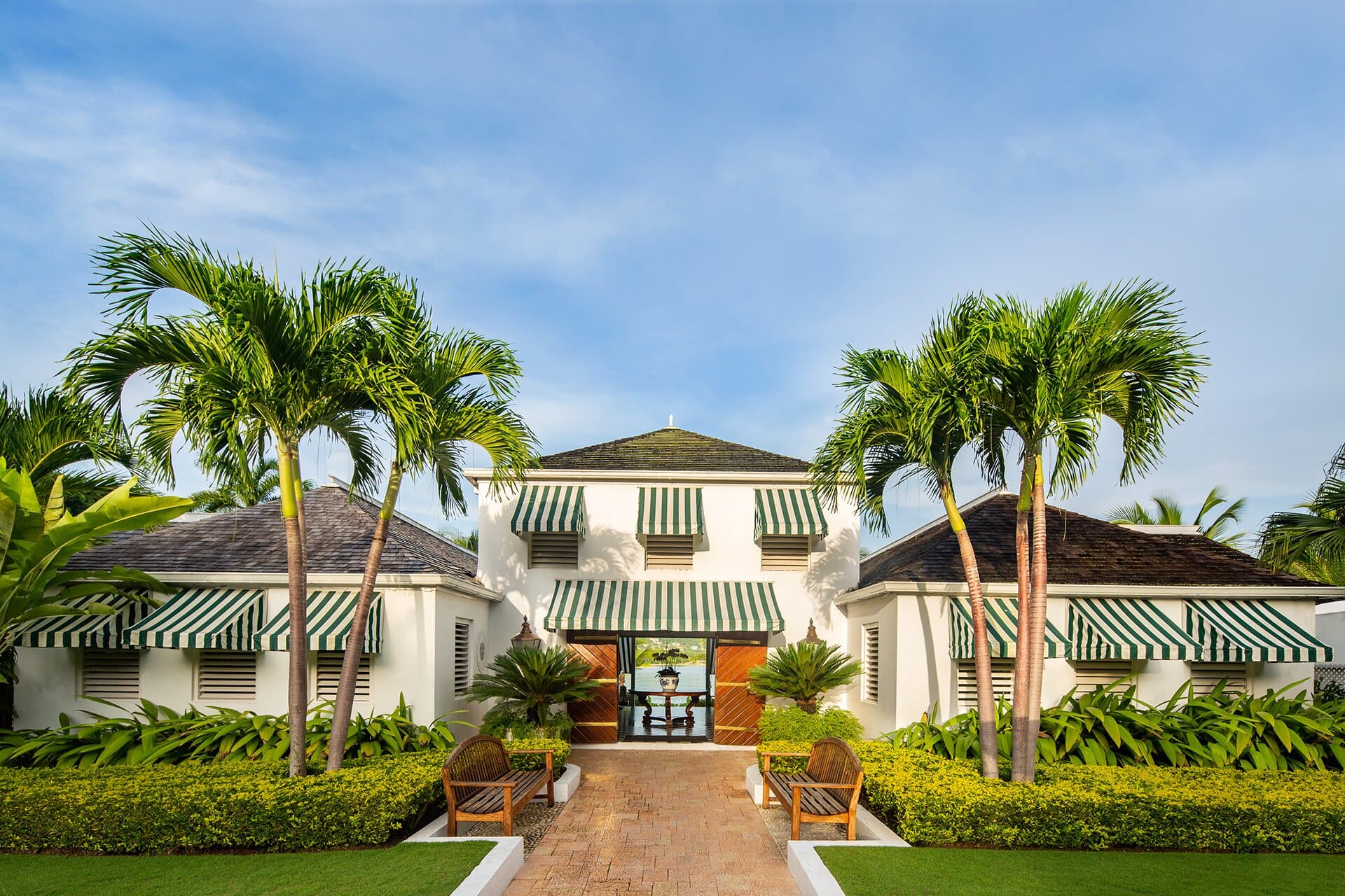 Timeless elegance - Round Hill entrance