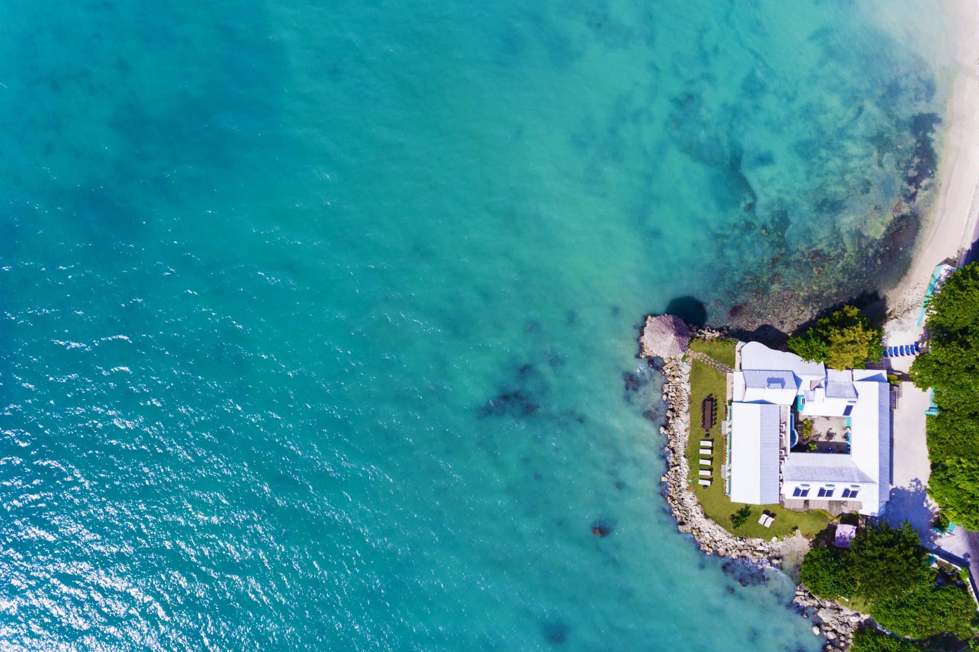 Birdseye view showing water on all three sides of Luna Sea Inn.