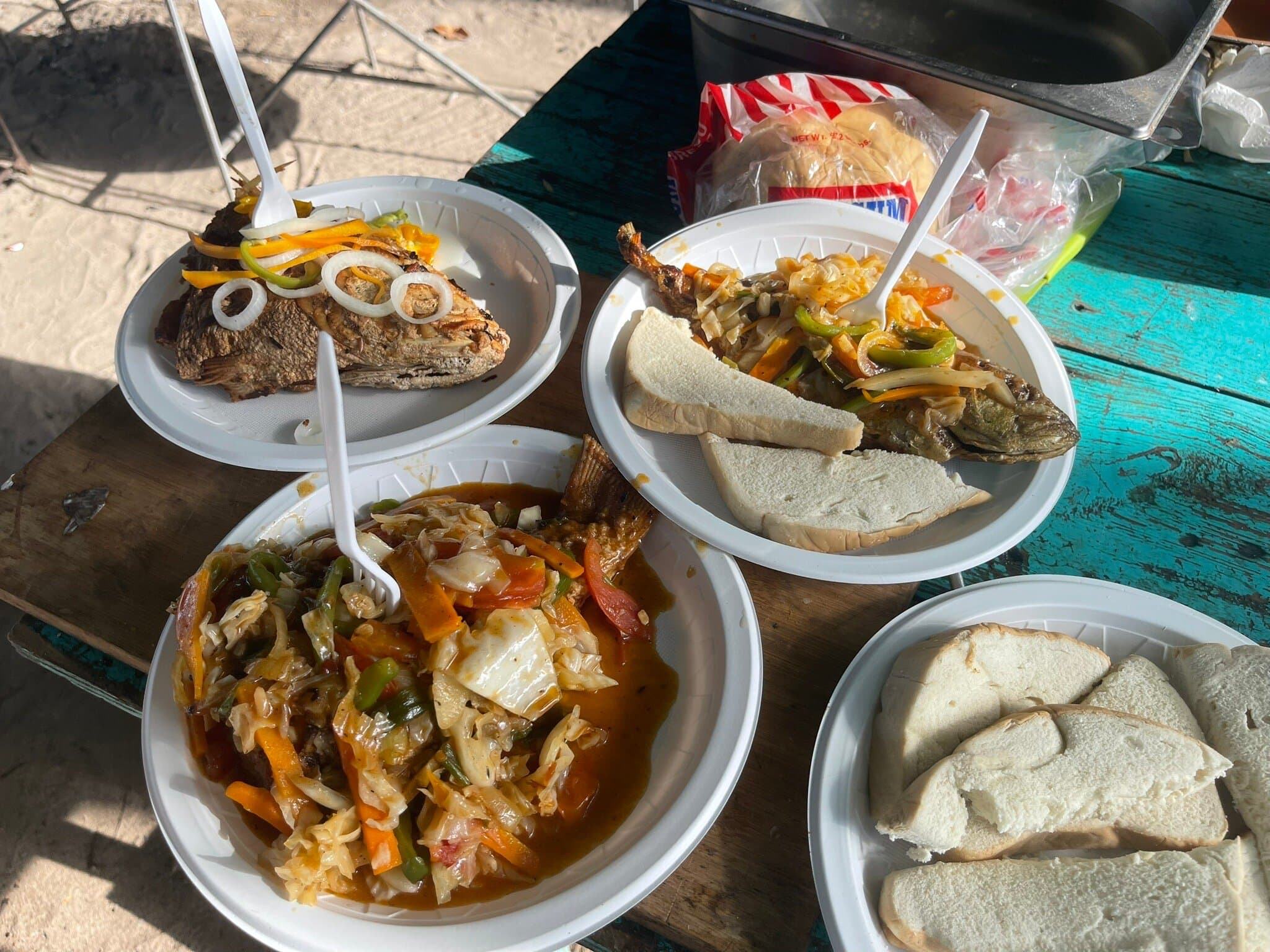 It’s a good day to have some curry lobster 🦞 rundown lobster 🦞 an garlic butter 🦀 nice cool sea breeze on booby cay island in Nigrel Jamaica con an chill an have the best seafood rice a peas all seafood lovers come an full joy